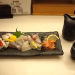 太郎坊寿し - お造り盛り合わせ ＆ 冷酒（熊野三山 吟醸）