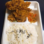 から揚げ　からまる - 唐揚げ弁当並(税込561円)は唐揚げ4つ入り