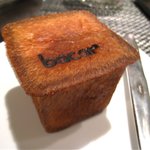 レストラン バカール - ロゴを焼き込んだブリオッシュ