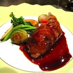 レストラン バカール - ブルターニュ産うずらに麦を詰めた丸ごとロースト ポルト酒薫るソース