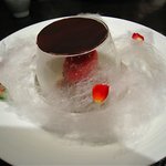 レストラン バカール - 薔薇の香りを封じこめたフランボワーズとショコラの球体のパフェ