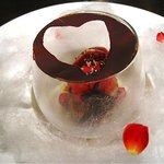 レストラン バカール - 熱いソースをかけると薔薇の香りが！！