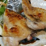 三乃吉 - 手羽の塩焼き。皮もパリッと完璧。幸せ過ぎるでしょ。