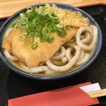 かけうどんにキツネトッピング。ネギと天かすはセルフで。