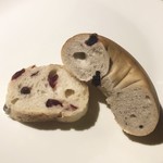 森のパン - 左 クランベリーカンパ  右 ブルーベリーのベーグル カット