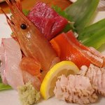 造り盛りＣ　1600円　この日は本まぐろ、ボタンえび、天然白身、トキシラズ、活はも