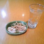 うさぎや - 冷たいそば茶と揚げそば