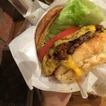マンチズ バーガー シャック - チリチーズバーガー。超BIGGGG!!!!!