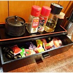 麺処 懐や - 卓上調味料類の下にはアメちゃんが。