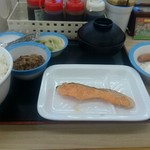 松屋 - 焼鮭定食牛皿450円(税込)とソーセージエッグ単品110円(税込)
