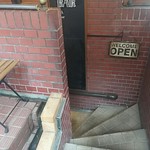 晴ればーる - (2018年8月)一階から地下の入り口への階段