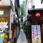 大衆ビストロ うらきんぎょ - この路地の奥の奥にお店があります。