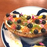 ブリコラージュ ブレッド アンド カンパニー ダイニング・カフェ - 那須高原ブルーベリー、青リンゴマスタード、ラベンダーの香りブリコラージュブレッド。(^ー^)　レディでさわやかなケーキみたいなおいしさ♡