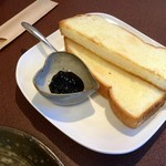 ジャム cafe 可鈴 - 【週替わりランチ(1,050円)】パンにはもれなく季節の手作りジャムがついてきます。(この日はブルーベリーでした)