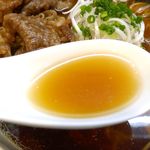 麺屋 猪一 - まずはスープからすすってみると、旨味、円やかさがバランス良く感じられる上に甘味のある上品な味わいに驚き！加えて脂っこさ0なのも嬉しいところ。