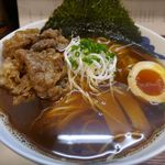 麺屋 猪一 - 「和牛そば　（濃い口黒醤油）」は、黒々としたスープながらも透明感満点！和牛もたっぷりで美味しさ満点な予感！