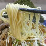 麺屋 猪一 - 細めの麺は表面ツヤツヤで食感は柔らかめ。淡麗な美味しさ満点なスープともマッチしてぐんぐん食も進みます！