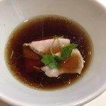 らあめん サンド - 鶏そばの醤油スープにチャーシューが入ってます。