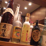 海人酒房 - 酒瓶がズラリと並んでいます！！