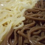 そば処 楽生門 - そば・麦切りの合い盛り　この色つや　そばの歯応え・麦切りのコシ　たまりません