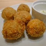 多良間牛 ダグズ・グリル - ピンポン(キハダマグロミートボール)。