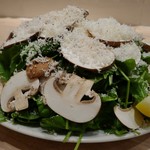 多良間牛 ダグズ・グリル - 静岡県長谷川農産直送フレッシュマッシュルームと宮古島産ルッコラのサラダ