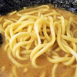 つけ麺 らーめん 春樹 - 麺は長さがある中太麺。