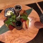 もちづき - 八寸 クリームチーズといぶりかっこ、金時草のお浸し、粟麩の照り焼き、姫さざえ、枝豆、蛸の柔らか煮、チーズ豆腐、赤こんにゃく、昆布、えび松風、さつま芋他