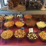 Maison Kelder - 店内　チョコがたっくさん