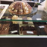 Maison Kelder - 店内　色々な種類のチョコ