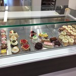 Maison Kelder - 店内　ケーキもあったり…
