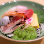 赤坂 すし 秀 - ミニ丼+握り5貫 1080円 の海鮮丼