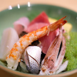 赤坂 すし 秀 - ミニ丼+握り5貫 1080円 の海鮮丼