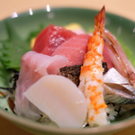 赤坂 すし 秀 - ミニ丼+握り5貫 1080円 の海鮮丼