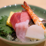 赤坂 すし 秀 - ミニ丼+握り5貫 1080円 の海鮮丼