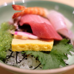 赤坂 すし 秀 - ミニ丼+握り5貫 1080円 の海鮮丼