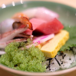 赤坂 すし 秀 - ミニ丼+握り5貫 1080円 の海鮮丼