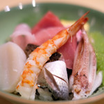 赤坂 すし 秀 - ミニ丼+握り5貫 1080円 の海鮮丼