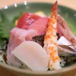 赤坂 すし 秀 - ミニ丼+握り5貫 1080円 の海鮮丼