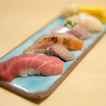 ミニ丼+握り5貫 1080円 の握り5貫