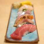 ミニ丼+握り5貫 1080円 の握り5貫