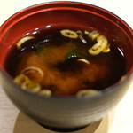 赤坂 すし 秀 - ミニ丼+握り5貫 1080円 の味噌汁