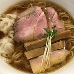 らぁ麺やまぐち - 豚と鶏のチャーシューに、鶏のワンタンが乗った最高の鶏そば