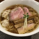 らぁ麺やまぐち - スープは以前よりもすっきりした飲みやすい鶏スープになっています！
