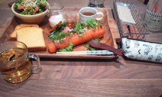 ケヤキカフェ - 人参の丸ごとステーキ。パンやサラダもつくミャ