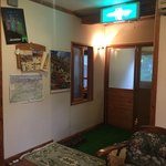 ペンション&コテージ クヌルプ - ゲームのワンシーンを思い出すの巻・その3・美樹本さんが雪を払いながら入ってきた玄関。