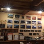 ペンション&コテージ クヌルプ - 雪山の写真が飾られている食堂の壁。