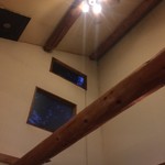 ペンション&コテージ クヌルプ - 天井が高くて開放感のある食堂。