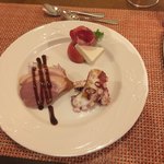 ペンション&コテージ クヌルプ - 前菜の盛り合わせ。鴨肉のバルサミコソース・生ハム&クリームチーズ・タコのマリネ