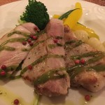 ペンション&コテージ クヌルプ - メイン・信州豚のロースト・バジルソース。ピンクペッパーがいいアクセントに。